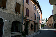 Europe, italy, italian, northern, northern italy, lombardy, brescia, sirmione, garda, lake garda, lake, lakes, street, streets, architecture.