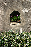 Europe, italy, italian, northern, northern italy, lombardy, brescia, sirmione, garda, lake garda, lake, lakes, architecture, window, windows, geranium, geraniums.
