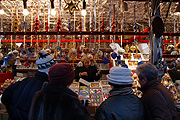 Europe, germany, german, bavaria, munich, market, markets, market stall, market stalls, christmas, christmas scene, christmas scenes, people, shop, shops, shopping, FF25,