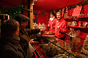 Europe, germany, german, bavaria, munich, christmas, christmas scene, christmas scenes, market, markets, market stall, market stalls, people, FF25,
