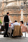 Spain, seville, spanish, people, man, men, waiter, waiters, café, cafes, restaurant, restaurants, occupation, occupations, table, tables, furniture, furnitures, FF25,