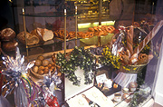 Consumer product, consumer products, shop, shops, retail, retail industry, bread, bread shop, bread shops, baker, bakers, bakery, window, windows, shop window, shop windows.
