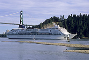 Canada, british columbia, vancouver, ambleside park, transport, transportation, vehicle, vehicles, ship, ships, shipping, vessel, vessels, cruise ship, cruise ships, liner, liners, RW59, alaska, architecture, bridge, bridges, lions gate, RW59,