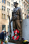 Australia, New South Wales, sydney, anzac, anzacs, anzac day, anzac days, statue, statues, soldier, soldiers, flower, flowers, cenotaph, cenotaphs.