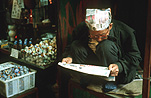 Asia, South east asia, southeast asia, xianggang, Hong Kong, hk, kowloon, market, markets, bird market, bird markets, man, men, male, males, asian, asians, asian man, asian men, newspaper, newspapers, paper, read, reads, reading, communications, media.