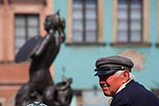 Europe, warsaw, poland, rynek, starego, miasta, rynek starego miasta, people, man, men, male, males, driver, drivers, carriage, carriages, FF25,