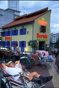 Singapore, singapore city, city, cities, architecture, bernies, bernies bar, bar, bars, pub, pubs, building, buildings, cycle, cycles, bicycle, bicycles, transport, transportation, vehicle, vehicles, bike, bikes, man, men, male, males, sleep, sleeps, sleeping, boat quay, FF25,