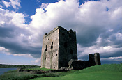 Europe, Britain, Great Britain, Architecture, Scotland, kirkcudbrightshire, river dee, dee, threave, threave castle, castle, castles, tower, towers, ruin, ruins, cloud, clouds.