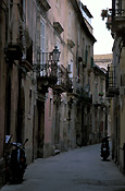 Italy, siciliy, syracuse, ortygia, isle of ortygia, street, streets, road, roads, sealed, sealed road, sealed roads, architecture, house, houses, housing, sydney, street lamp, street lamps.