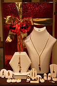 Europe, Germany, Bonn, Altstadt, Altstadt market, Altstadt markets, label, labels, market, markets, market stall, market stalls, christmas decorations, christmas, christmas scene, christmas scenes, shop, shops, jewellery, jewellery shop, jewellery shops, window, windows, shop window, shop windows, retail, retail industry, necklace, necklaces, earring, earrings, FF25,