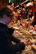 Europe, Germany, Bonn, Altstadt, Altstadt market, Altstadt markets, market, markets, market stall, market stalls, people, woman, women, female, females, christmas, christmas scene, christmas scenes, shop, shops, shopping, shopper, shoppers, FF25,
