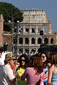 Europe, Italy, Italian, Rome, architecture, colloseum, the colloseum, ruin, ruins, people, woman, women, female, females, ice-cream, icecream, ice creams, crowd, crowds, FF25,