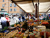 Europe, Italy, Italian, Rome, market, markets, market stall, market stalls, fruit, vegetable, vegetables, people, jar, jars, FF25,