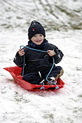 Europe, England, UK, Great Britain, United kingdom, snow, snow scene, snow scenes, winter, sled, sleds, toboggan, toboggans, tobogganing, people, child, children, boy, boys, male, males, outdoors, winter clothing, PJ38,