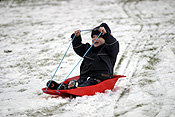 Europe, England, UK, Great Britain, United kingdom, snow, snow scene, snow scenes, winter, sled, sleds, toboggan, toboggans, tobogganing, people, child, children, boy, boys, male, males, outdoors, winter clothing, PJ38,