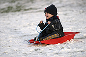 Europe, England, UK, Great Britain, United kingdom, snow, snow scene, snow scenes, winter, sled, sleds, toboggan, toboggans, tobogganing, people, child, children, boy, boys, male, males, outdoors, winter clothing, PJ38,