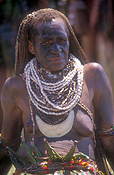 New guinea, papua new guinea, mount hagen, mt hagen, mount hagen show, mt hagen show, ceremony, ceremonies, people, necklace, necklaces, jewellery, performer, performers, face paint, face paints, face painting, body paint, bodypaint, tribe, tribes, tribal.