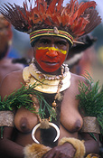 New guinea, papua new guinea, mount hagen, mt hagen, mount hagen show, mt hagen show, ceremony, ceremonies, woman, women, female, females, hat, hats, jewellery, necklace, necklaces, breast, breasts, feather, feathers, people, performer, performers, face paint, face paints, face painting, body paint, bodypaint, tribe, tribes, tribal.