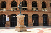 Europe, Spain, Spanish, Valencia, plaza, plazas, toros, plaza del toros, statue, statues, bullring, bull rings, bull fight, bull fights, bullfight, bullfights, blood sport, blood sports, arena, arenas, stadium, stadiums, FF25,