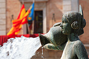 Europe, Spain, Spanish, Valencia, plaza, plazas, virgen, plaza del la virgen, fountain, fountains, statue, statues, flag, flags, FF25,